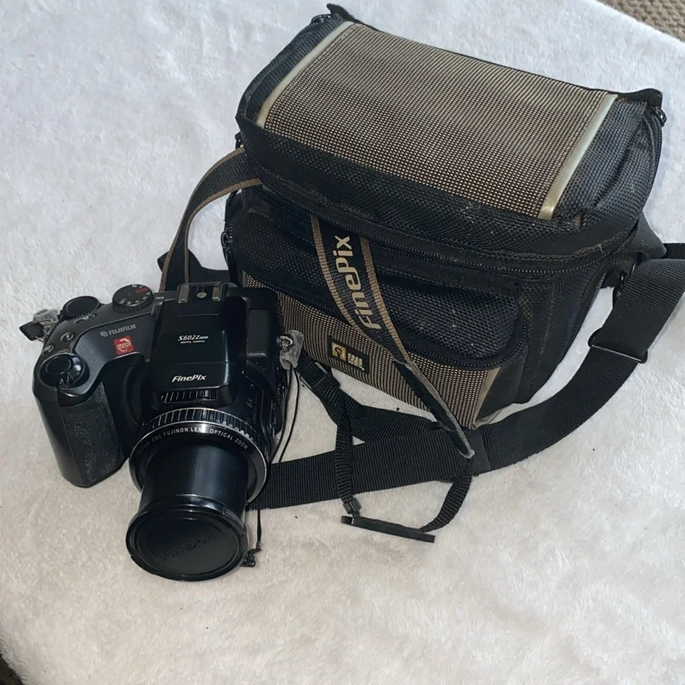 Fuji Finepix 35mm digital camera and case
